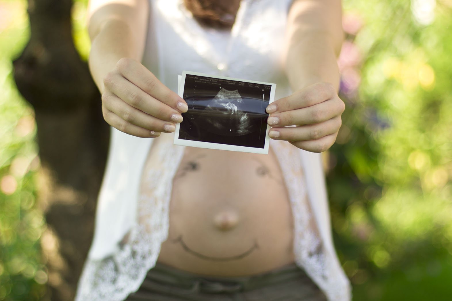 Schwangere Frau, Babybauch Shooting in der Natur,
