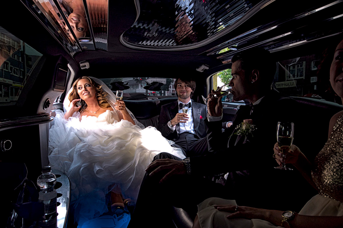 Hochzeitsfotografie Brautpaar auf der Rückbank einer Stretch Limousine
