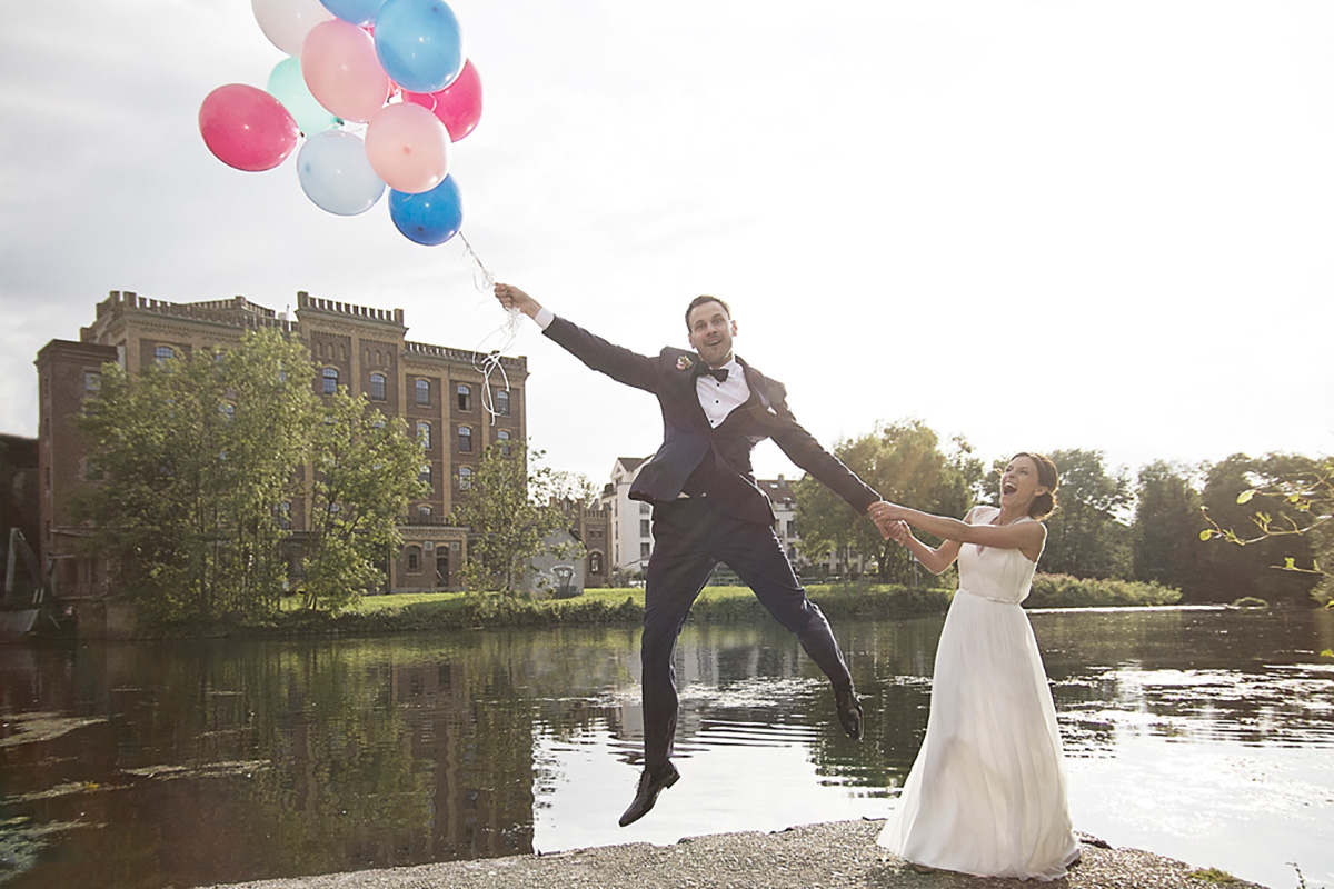Hochzeitsfotografie Brautpaar am Wasser mit Lufballons