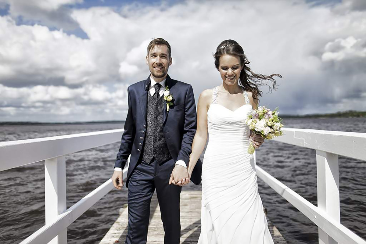 Hochzeitsfotografie Brautpaar an einem Steg am Wasser