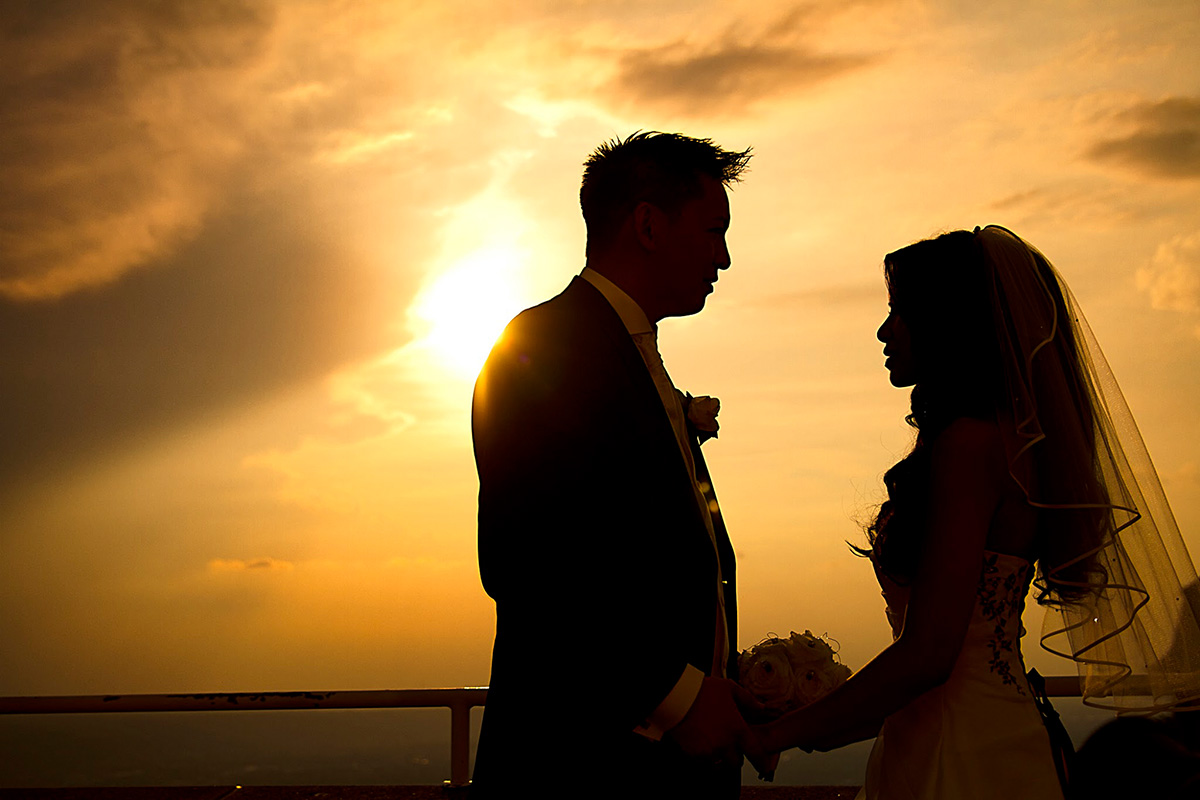 Hochzeitsfotografie Brautpaar schauen sich an bei untergehenden Sonne