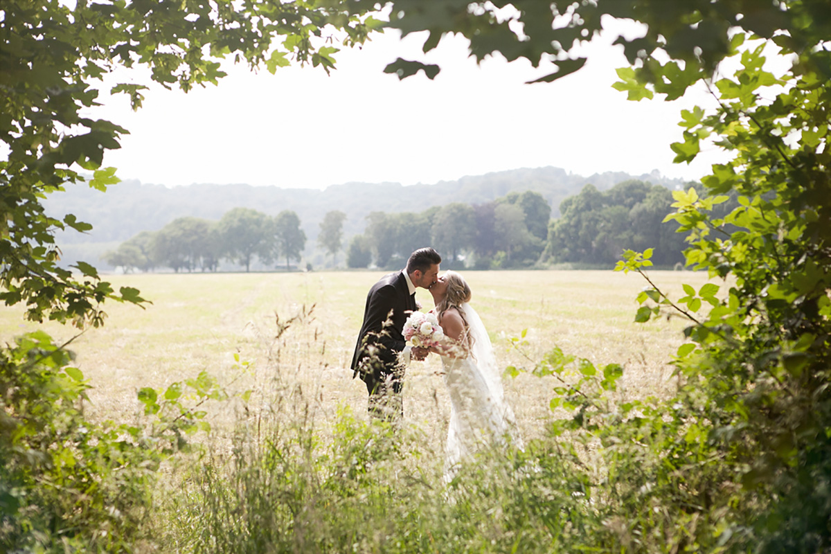 Hochzeitsfotografie Brautpaar Kuss in der Natur