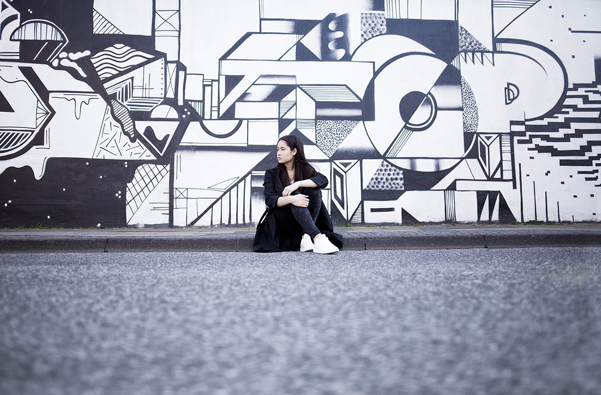 Outdoorfotografie weibliche Person asiatisch Grafitti Wand