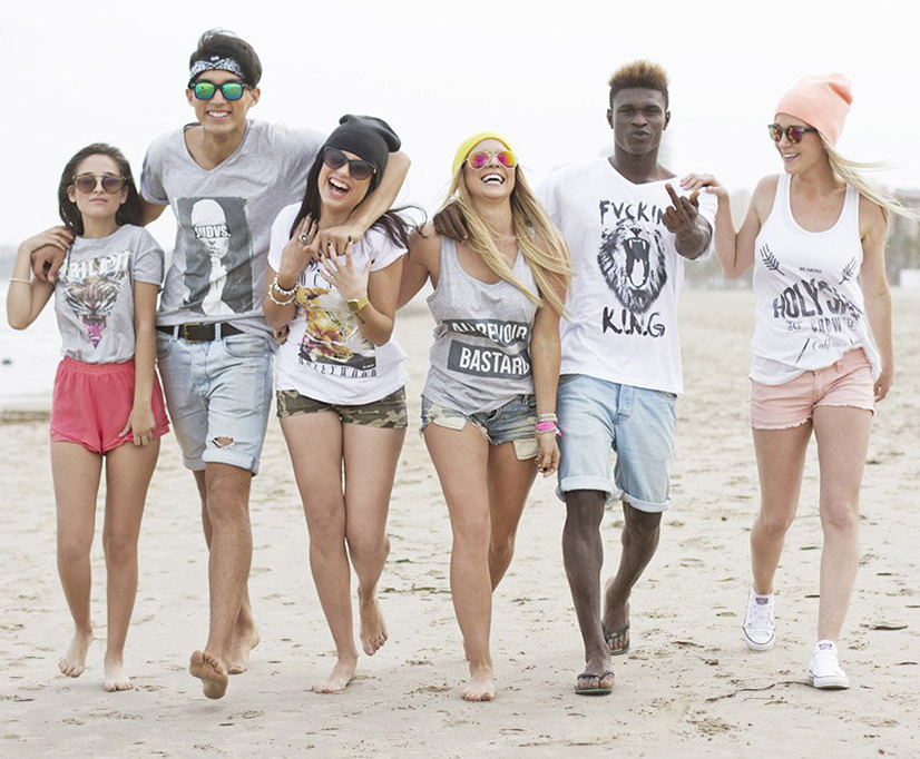 Werbefotografie T-Shirt Kampagne am Strand in Spanien