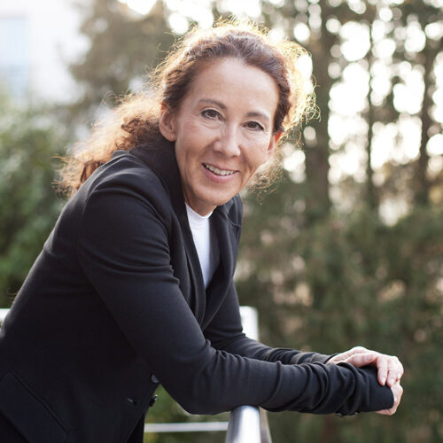 Portraitfotografie NRW: Sympathische Geschäftsfrau lächelt in einer herbstlichen Parkanlage.