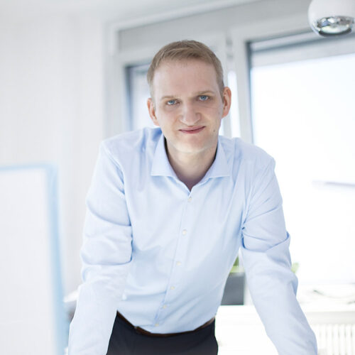 Corporate-Shooting: Mitarbeiter am Laptop in einer hellen Bürosituation.