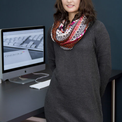 Arbeitsplatz-Dokumentation: Frau am Schreibtisch in einer modernen Büroumgebung.