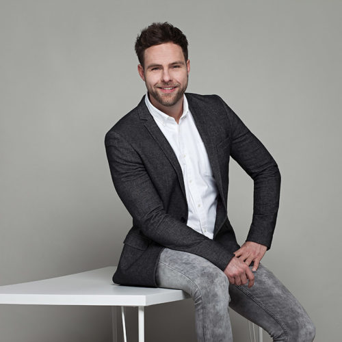 Unternehmensfotografie männliche Person im Innenbereich mit Sakko und Hemd