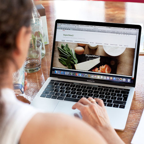 Unternehmensfotografie weibliche Person vor einem Notebook