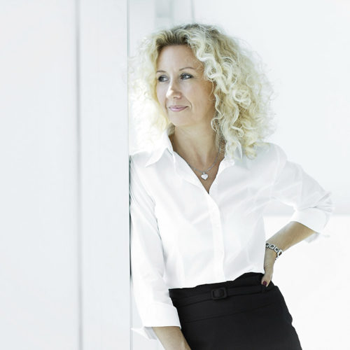 Unternehmensfotografie weibliche Person im Firmen Gebäude