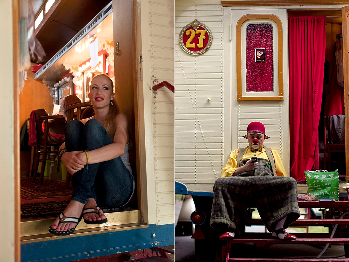Werbefotografie Frau und Clown sitzen im Backend Bereich von Zirkus Roncali Roncali