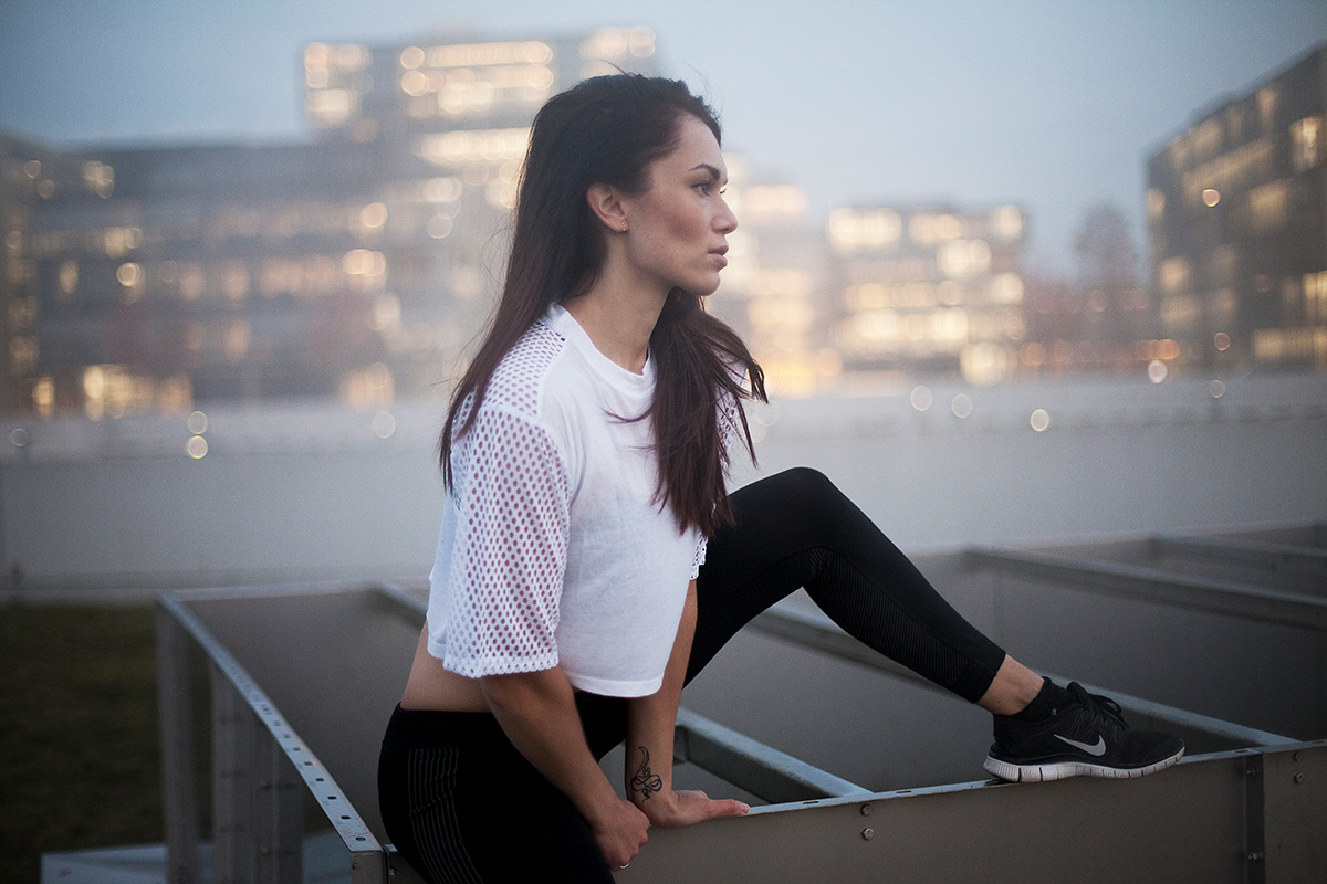 Werbefotografie Sportbekleidung Nike weibliche Person macht eine Pause