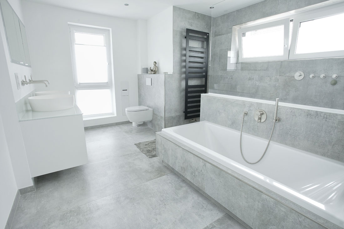 Architekturfotografie Badezimmer mit Badewanne und Dusche