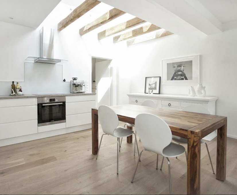 Architekturfotografie weisse Küche mit Holzboden und weissen Möbeln.