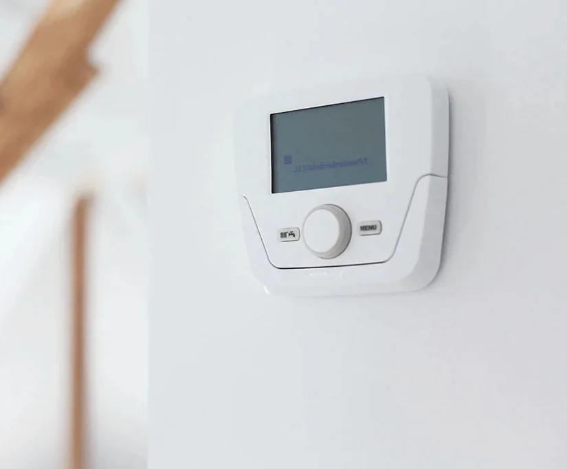 Professionelle Produktfotografie einer modernen Smart-Home-Steuerung für Raumklima und Heizung, fotografiert in einem hellen Interieur von Ka Wai Ho in Essen.