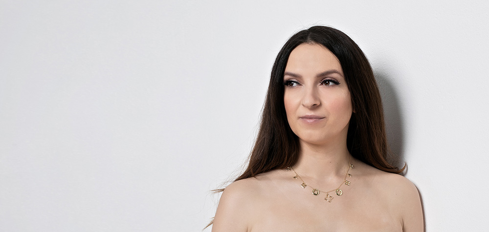 Produktfotografie weibliche Persion mit einer golgenden Kette