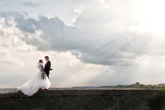 Hochzeitspaaar auf einer Mauer am Strand - Ka Wai Ho Foto-Dienstleistungen in Essen