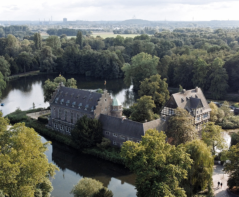 Drohnenfotografie - Gebäude in der Natur mit Wassergraben.