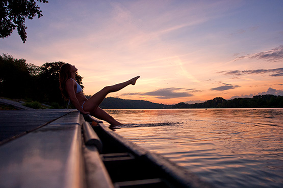 weibliche Person am Wasser eines Sees - Ka Wai Ho Foto-Dienstleistungen in Essen