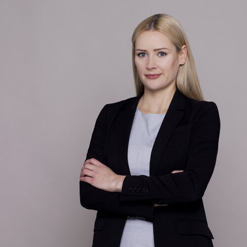 Businessfotografie im Studio: Professionelles Porträt einer blonden Frau im dunklen Blazer.