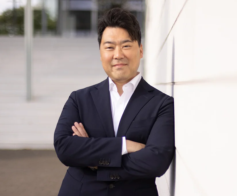 Professionelles Porträt von Rechtsanwalt Frank Lee aus Essen für die Kanzlei-Webseite, erstellt im Rahmen eines Business-Shootings von Ka Wai Ho.